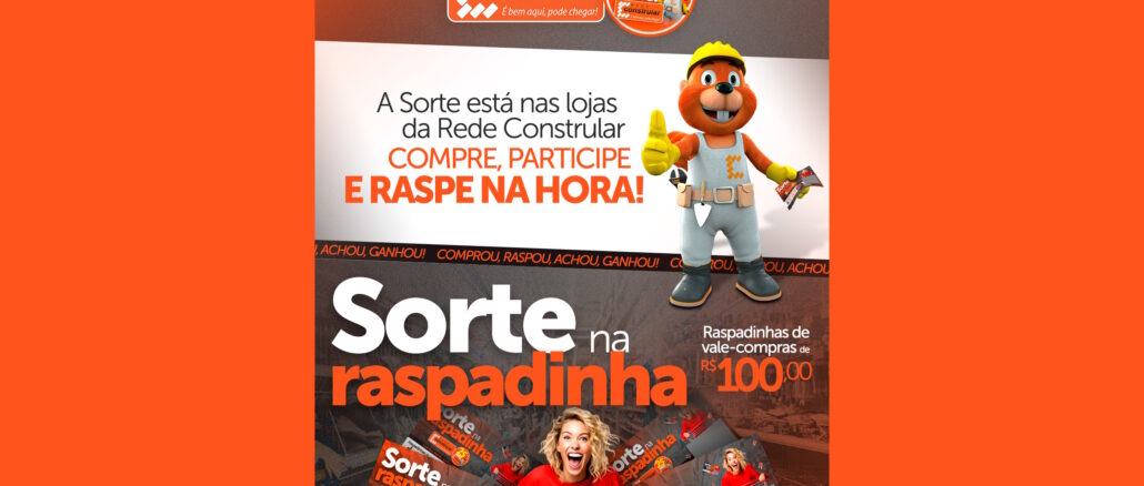 Anúncio da campanha Sorte na raspadinha da Rede Constrular com o mascote castor e uma cliente entusiasmada. O cartaz destaca o aniversário de 25 anos da rede e prêmios de R$100,00.