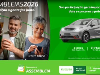 Anúncio das Assembleias 2026 do Sicredi mostrando três pessoas sorrindo ao usar celulares, um carro elétrico prata BYD Dolphin GS e um iPhone 16. O texto convida para o evento online em 17 de março às 20h para votar e concorrer a prêmios.