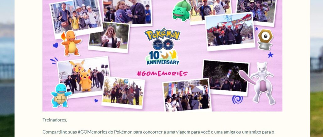 Banner promocional do décimo aniversário de Pokémon GO apresentando uma colagem de fotos de jogadores em eventos globais, ilustrações de personagens e informações sobre um concurso para ganhar uma viagem a Tóquio.