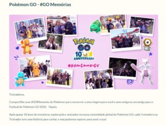 Banner promocional do décimo aniversário de Pokémon GO apresentando uma colagem de fotos de jogadores em eventos globais, ilustrações de personagens e informações sobre um concurso para ganhar uma viagem a Tóquio.