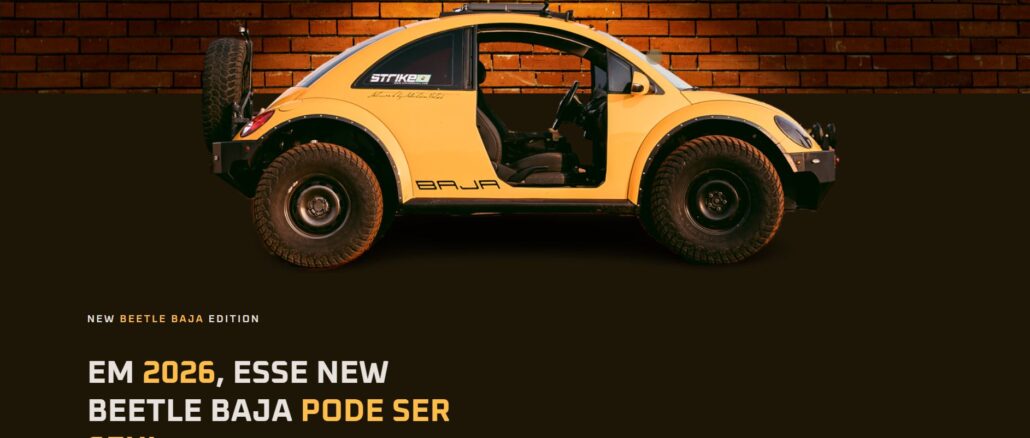 Volkswagen New Beetle amarelo modificado para o estilo off-road Baja, sem portas, com suspensao elevada, pneus de trilha e estepe na traseira, posicionado contra uma parede de tijolos e fundo escuro.