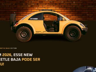 Volkswagen New Beetle amarelo modificado para o estilo off-road Baja, sem portas, com suspensao elevada, pneus de trilha e estepe na traseira, posicionado contra uma parede de tijolos e fundo escuro.