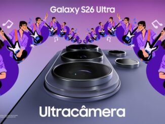 Ilustração promocional do smartphone Galaxy S26 Ultra com foco no conjunto de lentes traseiras. Ao fundo, desenhos estilizados de um homem tocando guitarra em tons de roxo formam um arco, acompanhados por notas musicais e pequenas estrelas.