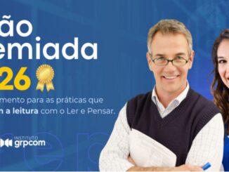 Banner publicitário da Ação Premiada 2026 com foco no incentivo à leitura. A imagem contém texto sobre o reconhecimento de práticas pedagógicas e apresenta as marcas do Instituto GRPCOM e do projeto Ler e Pensar, além de fotos de dois educadores.