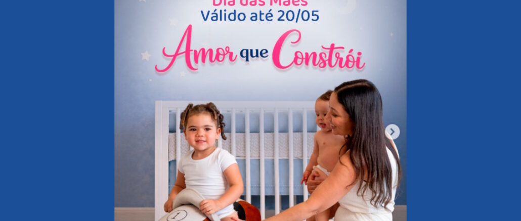 Amor que Constrói Personalidade Baby Imagem promocional do Concurso Cultural de Dia das Mães com o título Amor que Constrói. Uma mãe sorridente sentada no chão brinca com dois filhos pequenos em um quarto de bebê decorado com berço branco e parede azul com estrelas e lua. O texto indica que a ação é válida até o dia 20 de maio.