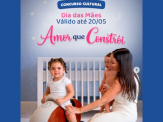 Imagem promocional do Concurso Cultural de Dia das Mães com o título Amor que Constrói. Uma mãe sorridente sentada no chão brinca com dois filhos pequenos em um quarto de bebê decorado com berço branco e parede azul com estrelas e lua. O texto indica que a ação é válida até o dia 20 de maio.
