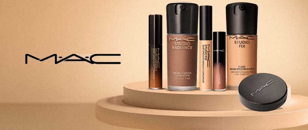 Logotipo da MAC à esquerda e diversos produtos de maquiagem para o rosto das linhas Studio Radiance e Studio Fix dispostos sobre uma plataforma circular bege.