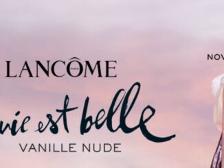 Propaganda do perfume Lancôme La Vie Est Belle Vanille Nude com fundo de céu rosado e parte do frasco visível à direita.
