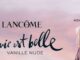 Propaganda do perfume Lancôme La Vie Est Belle Vanille Nude com fundo de céu rosado e parte do frasco visível à direita.