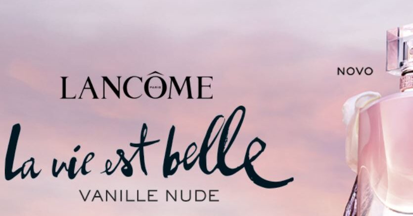 Amostra Lancôme La Vie Est Belle Vanille Nude Propaganda do perfume Lancôme La Vie Est Belle Vanille Nude com fundo de céu rosado e parte do frasco visível à direita.