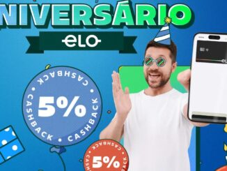 Propaganda do Aniversário Elo com destaque para 5% de cashback. Um homem sorridente com acessórios de festa segura um smartphone que exibe um cartão Elo digital, cercado por balões informativos e elementos festivos sobre um fundo azul.