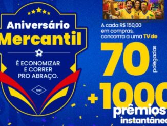 Banner promocional do Aniversário Mercantil com fundo azul e confetes amarelos. À esquerda, um escudo azul e amarelo contém o título da campanha e uma bola de futebol. À direita, o texto informa que a cada R$150,00 em compras o cliente concorre a uma TV de 70 polegadas e mais de 1000 prêmios instantâneos. No topo, uma foto mostra pessoas com camisas amarelas celebrando.