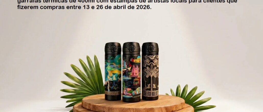 Aniversário de Fortaleza - 300 anos – SHOPPING RIOMAR FORTALEZA Três garrafas térmicas pretas com artes coloridas de artistas locais posicionadas sobre suportes circulares de madeira, com folhagens tropicais ao fundo e texto informativo sobre a campanha de 300 anos de Fortaleza.