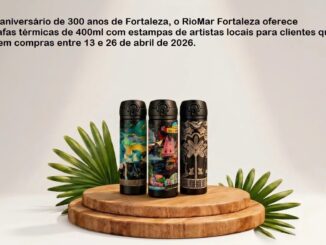 Três garrafas térmicas pretas com artes coloridas de artistas locais posicionadas sobre suportes circulares de madeira, com folhagens tropicais ao fundo e texto informativo sobre a campanha de 300 anos de Fortaleza.