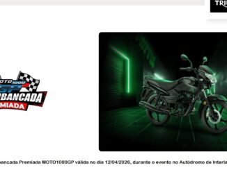 Imagem promocional da campanha Arquibancada Premiada Moto 1000 GP, destacando uma motocicleta preta em um cenário com iluminação neon verde, acompanhada pelos logotipos da Triumph e da promoção, além de informações sobre o evento em Interlagos.
