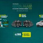 Banner promocional da campanha Cota Mais Sicoob Engecredi 2026. A imagem sobre fundo verde exibe prêmios como 1,8 milhão de pontos Coopera acompanhados de eletrodomésticos, oito motos Honda XRE 190 e um carro elétrico BYD Dolphin branco. No rodapé, um destaque amarelo informa que a cada R$100 o participante ganha um número da sorte.