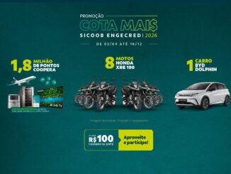 Banner promocional da campanha Cota Mais Sicoob Engecredi 2026. A imagem sobre fundo verde exibe prêmios como 1,8 milhão de pontos Coopera acompanhados de eletrodomésticos, oito motos Honda XRE 190 e um carro elétrico BYD Dolphin branco. No rodapé, um destaque amarelo informa que a cada R$100 o participante ganha um número da sorte.