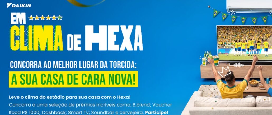 Banner publicitário da Daikin com fundo azul. À esquerda, o texto Em Clima de Hexa acompanhado de estrelas douradas. No centro, o convite Concorra ao melhor lugar da torcida: a sua casa de cara nova em uma faixa amarela. À direita, um torcedor com a camisa da seleção brasileira comemora em um sofá branco diante de uma TV que exibe um jogo de futebol. Acima da televisão, um ar-condicionado Daikin está instalado em uma parede decorada com pequenas bandeiras do Brasil. No rodapé esquerdo, um botão azul indica Compre Agora.