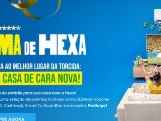 Banner publicitário da Daikin com fundo azul. À esquerda, o texto Em Clima de Hexa acompanhado de estrelas douradas. No centro, o convite Concorra ao melhor lugar da torcida: a sua casa de cara nova em uma faixa amarela. À direita, um torcedor com a camisa da seleção brasileira comemora em um sofá branco diante de uma TV que exibe um jogo de futebol. Acima da televisão, um ar-condicionado Daikin está instalado em uma parede decorada com pequenas bandeiras do Brasil. No rodapé esquerdo, um botão azul indica Compre Agora.