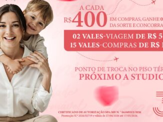 Mulher e criança sorriem em um fundo rosa claro decorado com pequenos aviões e linhas pontilhadas. O texto informa que a cada R$400 em compras o consumidor ganha um número da sorte para concorrer a dois vales-viagem de R$5.000 e quinze vales-compras de R$1.000 no Shopping 3 Américas.