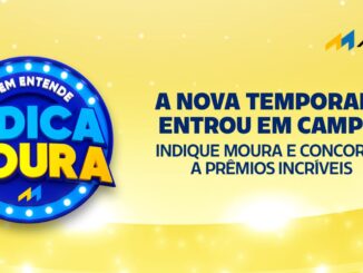 Banner promocional da campanha Quem Entende Indica Moura sobre fundo amarelo com brilhos. À esquerda, um selo circular azul com luzes brancas destaca o nome da ação. À direita, o texto informa que a nova temporada começou e incentiva a indicação da marca para concorrer a prêmios. O logotipo da Moura está no canto superior direito.