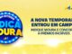 Banner promocional da campanha Quem Entende Indica Moura sobre fundo amarelo com brilhos. À esquerda, um selo circular azul com luzes brancas destaca o nome da ação. À direita, o texto informa que a nova temporada começou e incentiva a indicação da marca para concorrer a prêmios. O logotipo da Moura está no canto superior direito.