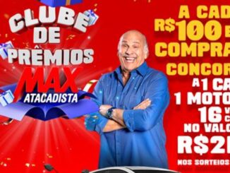 Cartaz promocional do Clube de Prêmios Max Atacadista com o humorista Dedé Santana sobre fundo vermelho. O anúncio detalha sorteios de carro, moto e vales-compra de R$2MIL para compras a partir de R$100.