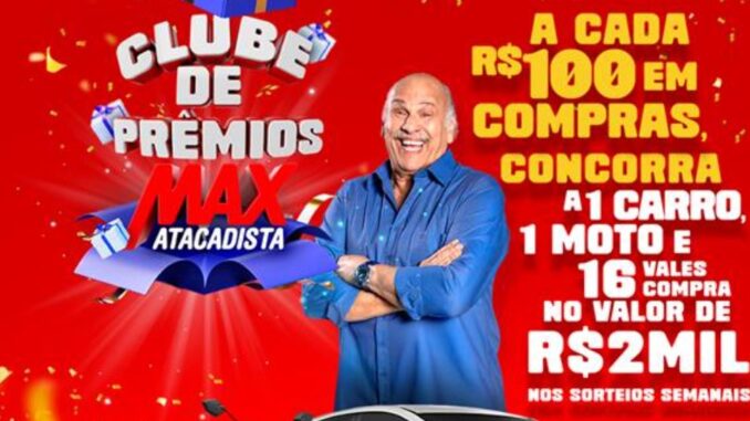 Cartaz promocional do Clube de Prêmios Max Atacadista com o humorista Dedé Santana sobre fundo vermelho. O anúncio detalha sorteios de carro, moto e vales-compra de R$2MIL para compras a partir de R$100.