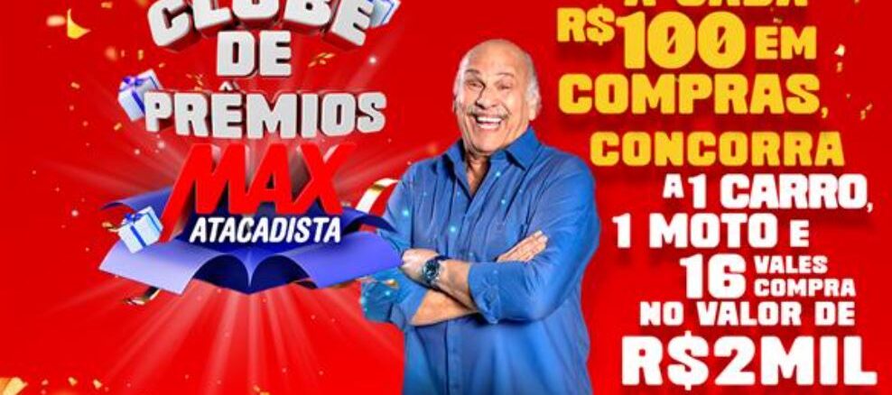 Clube de Prêmios Max Atacadista no Paraná Cartaz promocional do Clube de Prêmios Max Atacadista com o humorista Dedé Santana sobre fundo vermelho. O anúncio detalha sorteios de carro, moto e vales-compra de R$2MIL para compras a partir de R$100.