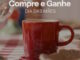Caneca de ceramica vermelha em destaque sobre uma mesa com toalha xadrez acompanhada pelo texto informativo Compre e Ganhe Dia das Maes.