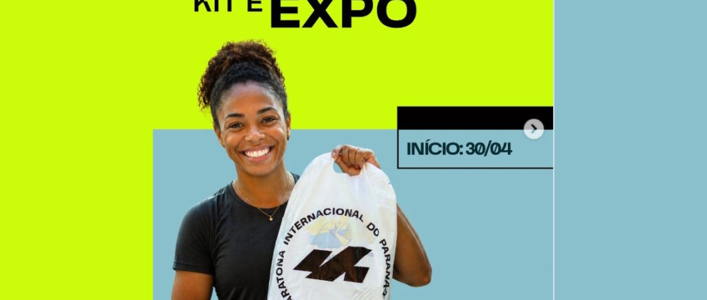 Mulher sorridente segura sacola da Maratona Internacional do Paraná em fundo verde limão e azul. Texto anuncia retirada de kit e expo a partir de 30 de abril.