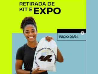 Mulher sorridente segura sacola da Maratona Internacional do Paraná em fundo verde limão e azul. Texto anuncia retirada de kit e expo a partir de 30 de abril.