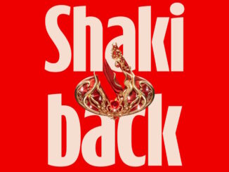 Logotipo do Santander estilizado como uma joia de ouro com rubis e pérolas, centralizado entre as palavras Shaki e back em letras grandes sobre um fundo vermelho.