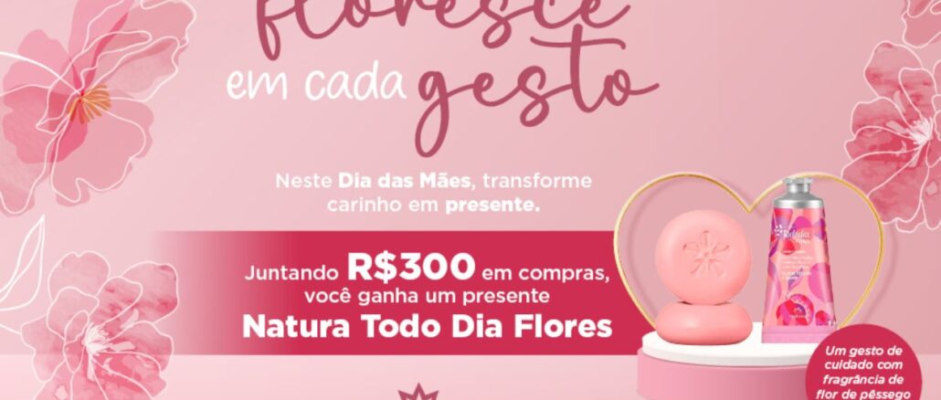 Banner publicitário de Dia das Mães do Atrium Shopping em tons de rosa com flores ilustradas. O texto central informa que ao juntar R$300 em compras, ganha-se um presente Natura Todo Dia Flores. No lado direito, sobre um pedestal com fundo de coração, estão um sabonete em barra e um creme para as mãos da Natura.