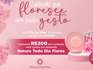 Banner publicitário de Dia das Mães do Atrium Shopping em tons de rosa com flores ilustradas. O texto central informa que ao juntar R$300 em compras, ganha-se um presente Natura Todo Dia Flores. No lado direito, sobre um pedestal com fundo de coração, estão um sabonete em barra e um creme para as mãos da Natura.