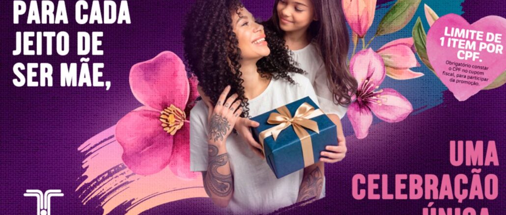DIA DAS MÃES 2026 – TAUBATÉ SHOPPING Mulher tatuada com cabelos cacheados segura um presente azul e recebe um abraço de uma criança, cercadas por flores rosas sobre fundo roxo.