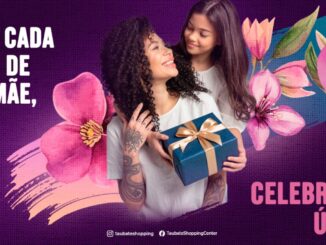 Mulher tatuada com cabelos cacheados segura um presente azul e recebe um abraço de uma criança, cercadas por flores rosas sobre fundo roxo.