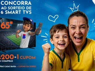 Propaganda de sorteio de seis Smart TVs de 65 polegadas. Uma mulher e um menino celebram com entusiasmo usando camisas amarelas. O mascote CB aparece saindo de uma televisão que exibe um jogo de futebol enquanto segura um controle remoto.