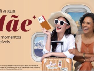 Anúncio publicitário com uma filha e sua mãe felizes e prontas para viajar. A filha segura um passaporte e está encostada em uma mala com logos de estética. Ao fundo, três janelas de avião mostram montanhas, mar e uma cidade.