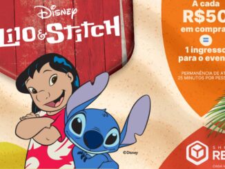 Pôster promocional do evento Disney Lilo e Stitch no Shopping Recife. A imagem mostra Lilo e Stitch sorridentes em um fundo com textura de areia e folhas de palmeira. No canto superior direito, um informativo indica que a cada R$50 em compras o cliente ganha um ingresso. O logotipo do Shopping Recife aparece no canto inferior direito.