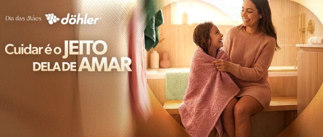 Propaganda de Dia das Maes da marca Dohler. Uma mae sorridente abraça sua filha pequena que esta enrolada em uma toalha rosa. Ao lado esquerdo esta escrito: Cuidar e o jeito dela de amar.