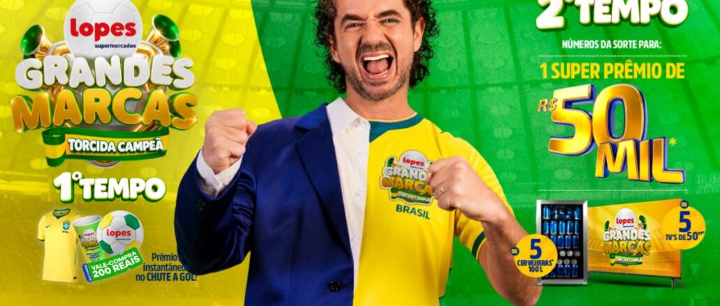 GRANDES MARCAS LOPES SUPERMERCADOS – TORCIDA CAMPEÃ Homem com expressão de comemoração veste uma roupa composta por metade de um terno azul e metade de uma camisa amarela de futebol. O fundo apresenta tons de verde e amarelo com elementos visuais de um estádio. O texto detalha a promoção Grandes Marcas dos supermercados Lopes com prêmios como R$50MIL, televisores, cervejeiras e vales-compra.