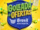 Selo azul com o texto Goleada de Ofertas em letras 3D verdes e amarelas. O logotipo Brasil Atacadista aparece na parte inferior do escudo. Bolas de futebol e redes decoram o fundo amarelo.
