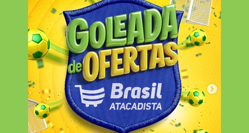 Selo azul com o texto Goleada de Ofertas em letras 3D verdes e amarelas. O logotipo Brasil Atacadista aparece na parte inferior do escudo. Bolas de futebol e redes decoram o fundo amarelo.