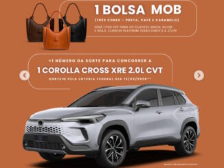 Banner promocional com fundo terracota exibindo três bolsas de couro nas cores preta, café e caramelo na parte superior e um veículo SUV prateado na parte inferior. O texto informa sobre a distribuição de bolsas por categoria de cliente e o sorteio de um carro Corolla Cross.