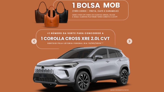 Banner promocional com fundo terracota exibindo três bolsas de couro nas cores preta, café e caramelo na parte superior e um veículo SUV prateado na parte inferior. O texto informa sobre a distribuição de bolsas por categoria de cliente e o sorteio de um carro Corolla Cross.