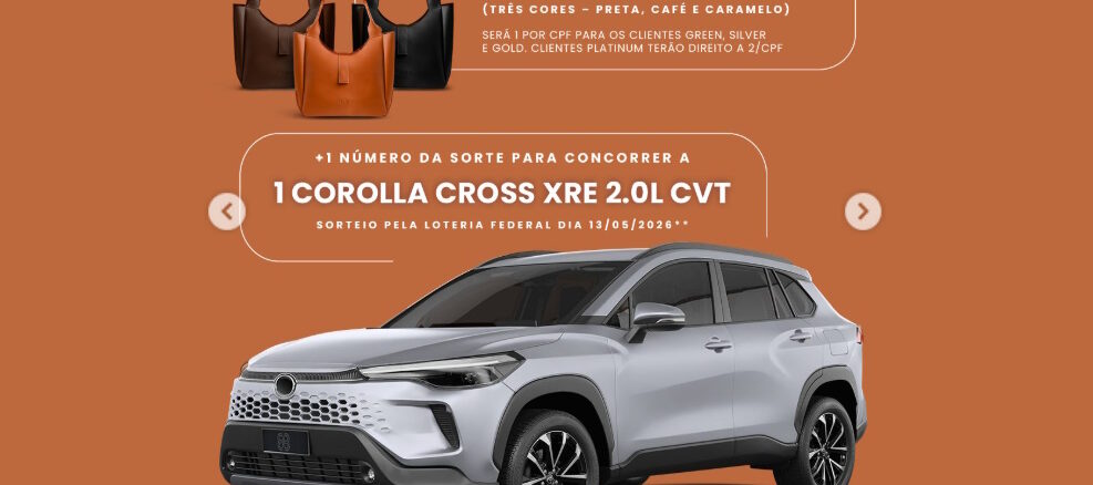 Banner promocional com fundo terracota exibindo três bolsas de couro nas cores preta, café e caramelo na parte superior e um veículo SUV prateado na parte inferior. O texto informa sobre a distribuição de bolsas por categoria de cliente e o sorteio de um carro Corolla Cross.