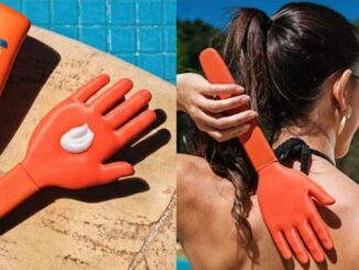 Montagem com duas fotos de um aplicador de protetor solar laranja em formato de mão. Na esquerda, o objeto está no chão com creme na palma ao lado de um frasco. Na direita, uma mulher usa o acessório para passar o produto nas costas.