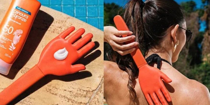 Montagem com duas fotos de um aplicador de protetor solar laranja em formato de mão. Na esquerda, o objeto está no chão com creme na palma ao lado de um frasco. Na direita, uma mulher usa o acessório para passar o produto nas costas.