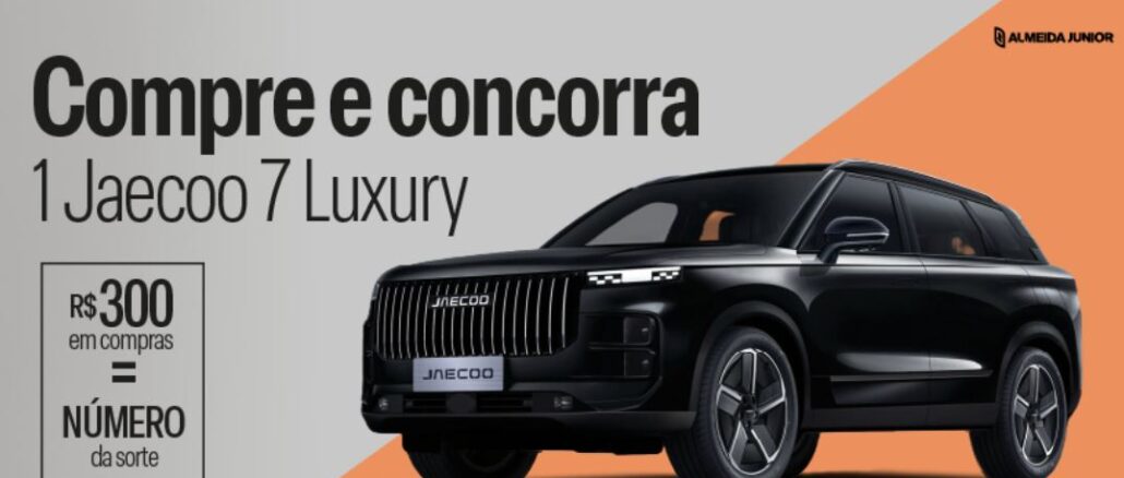 Banner publicitário com o título Compre e concorra 1 Jaecoo 7 Luxury. A imagem exibe um SUV preto moderno posicionado diagonalmente sobre um fundo cinza com um recorte laranja. Um quadro à esquerda indica que R$300 em compras dão direito a um número da sorte.